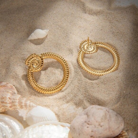 18k Gold Plated Threaded Conch Earrings - Picture 4 of 9